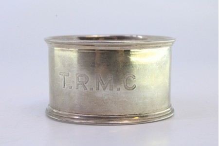 Argola de guardanapo em prata lisa com duplo friso na envolvência.